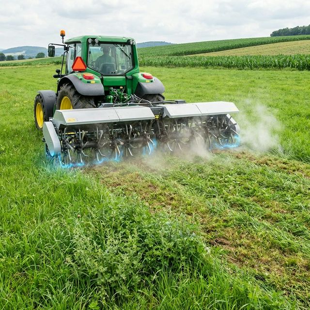 Máquina de capina elétrica em operação