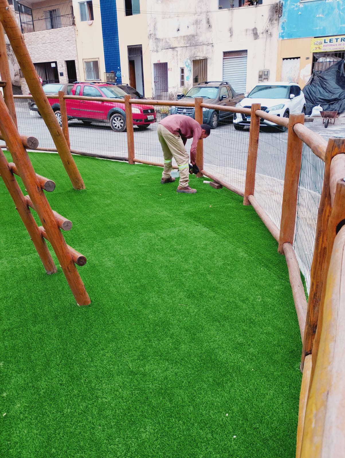 Praça na rua Mário Albiane - Pituaçu